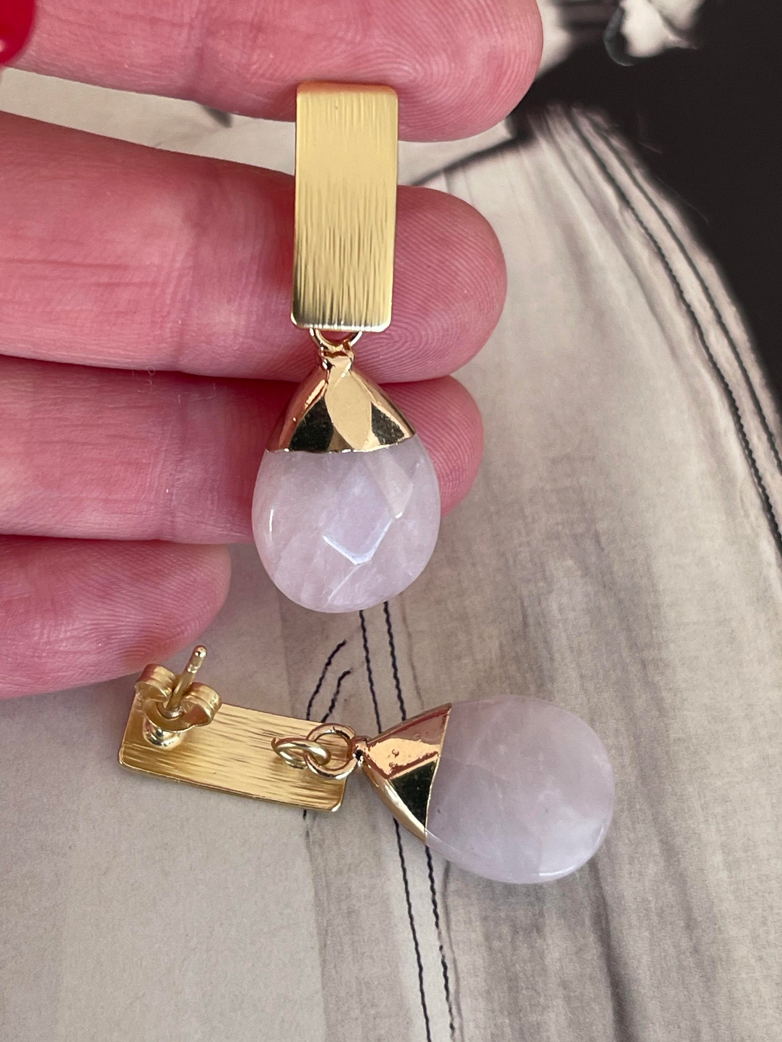 Aros Hippie Chic bañados en oro con elegante piedra natural entre rosa palido y blanca.