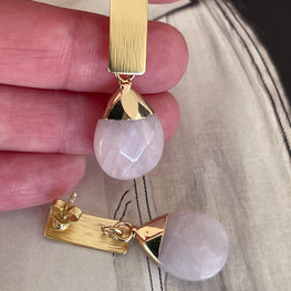 Aros Hippie Chic bañados en oro con elegante piedra natural entre rosa palido y blanca.