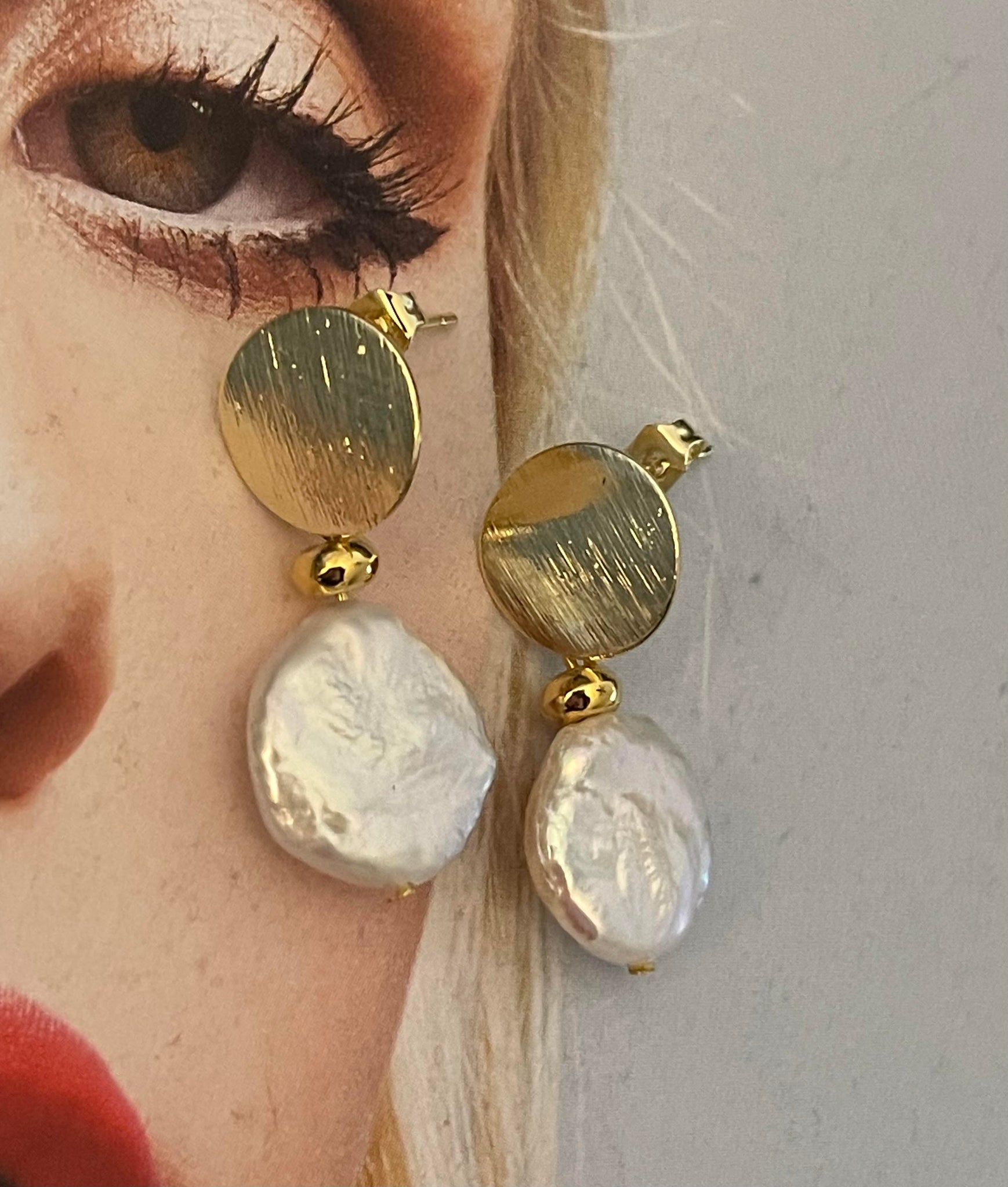 Aros Hippie Chic con elegante perla natural blanca con base bañada en oro.