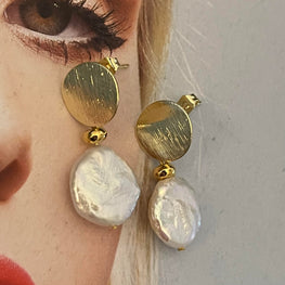 Aros Hippie Chic con elegante perla natural blanca con base bañada en oro.