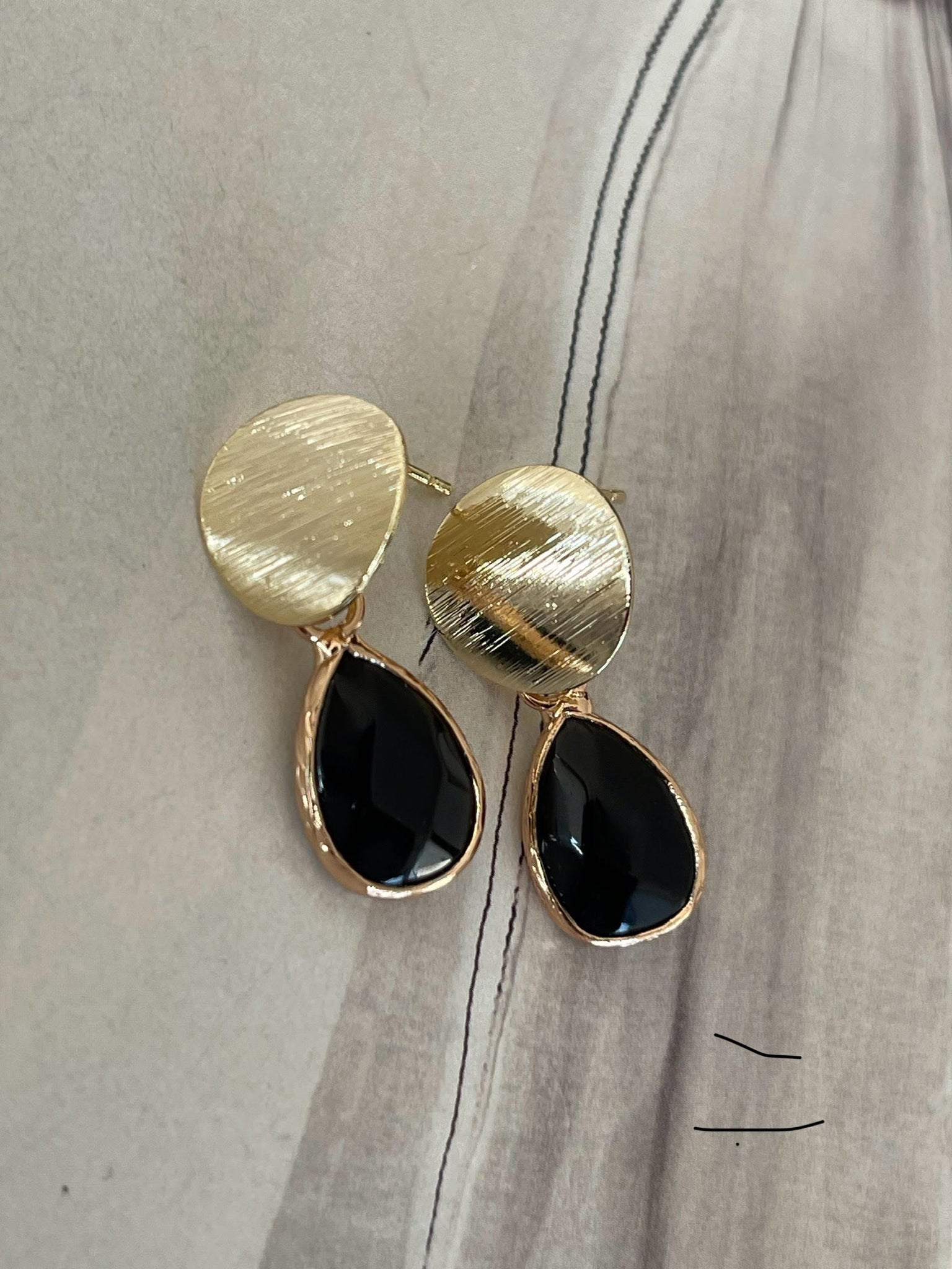 Aros Hippie Chic bañados en oro con elegante piedra negra natural.