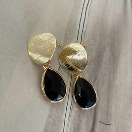 Aros Hippie Chic bañados en oro con elegante piedra negra natural.