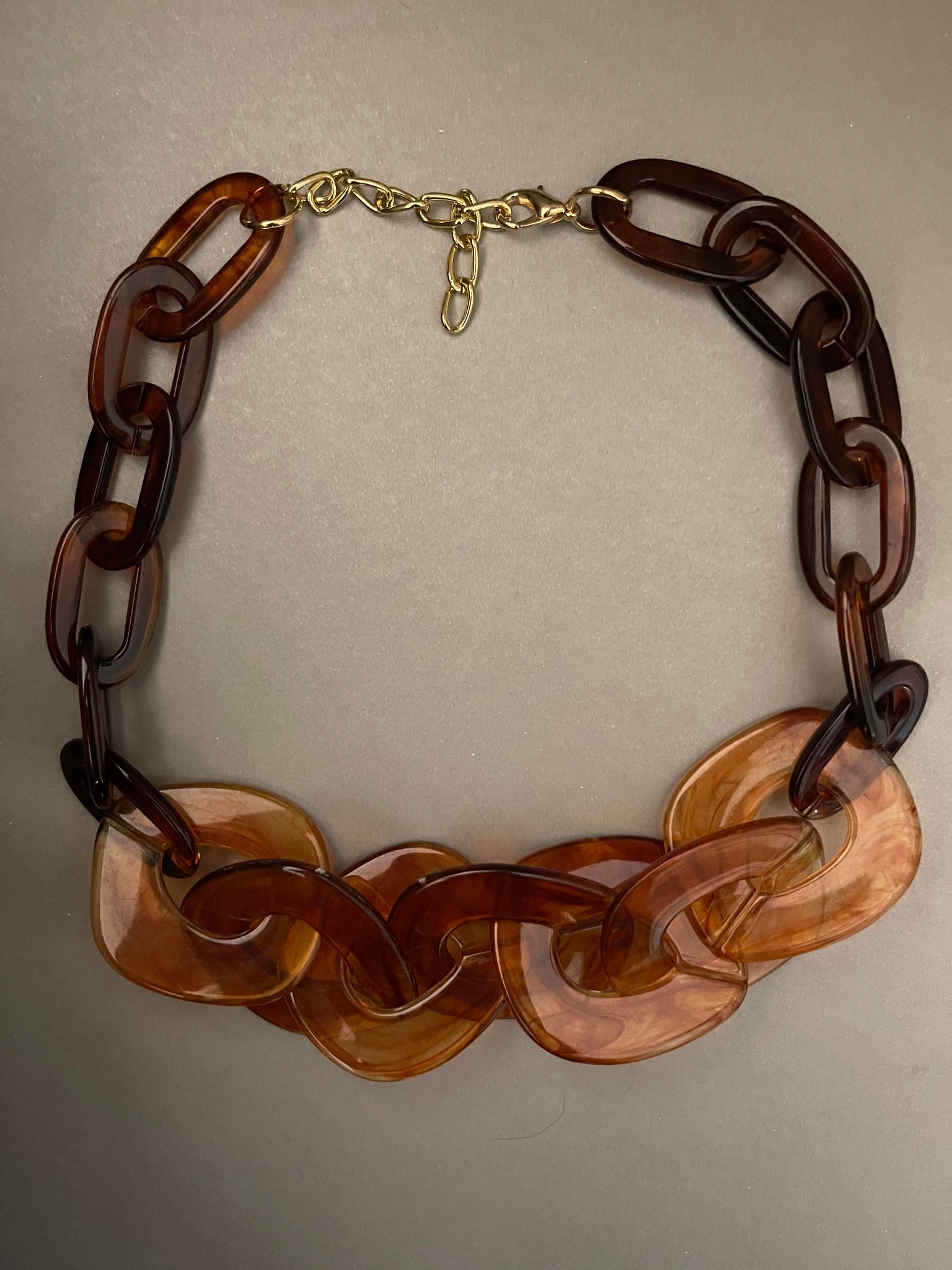 Collar Hippie Chic corto de acrilico en elegantes tonos marron.