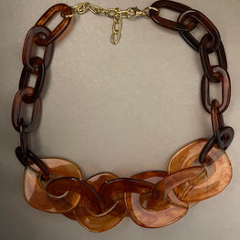 Collar Hippie Chic corto de acrilico en elegantes tonos marron.