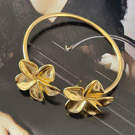 Pulsera Hippie Chic de acero acero inoxidable dorado con alegres flores.