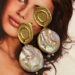 Aros Hippie Chic bañados en oro con maravillosa perla barroca natural en tonos pastel.