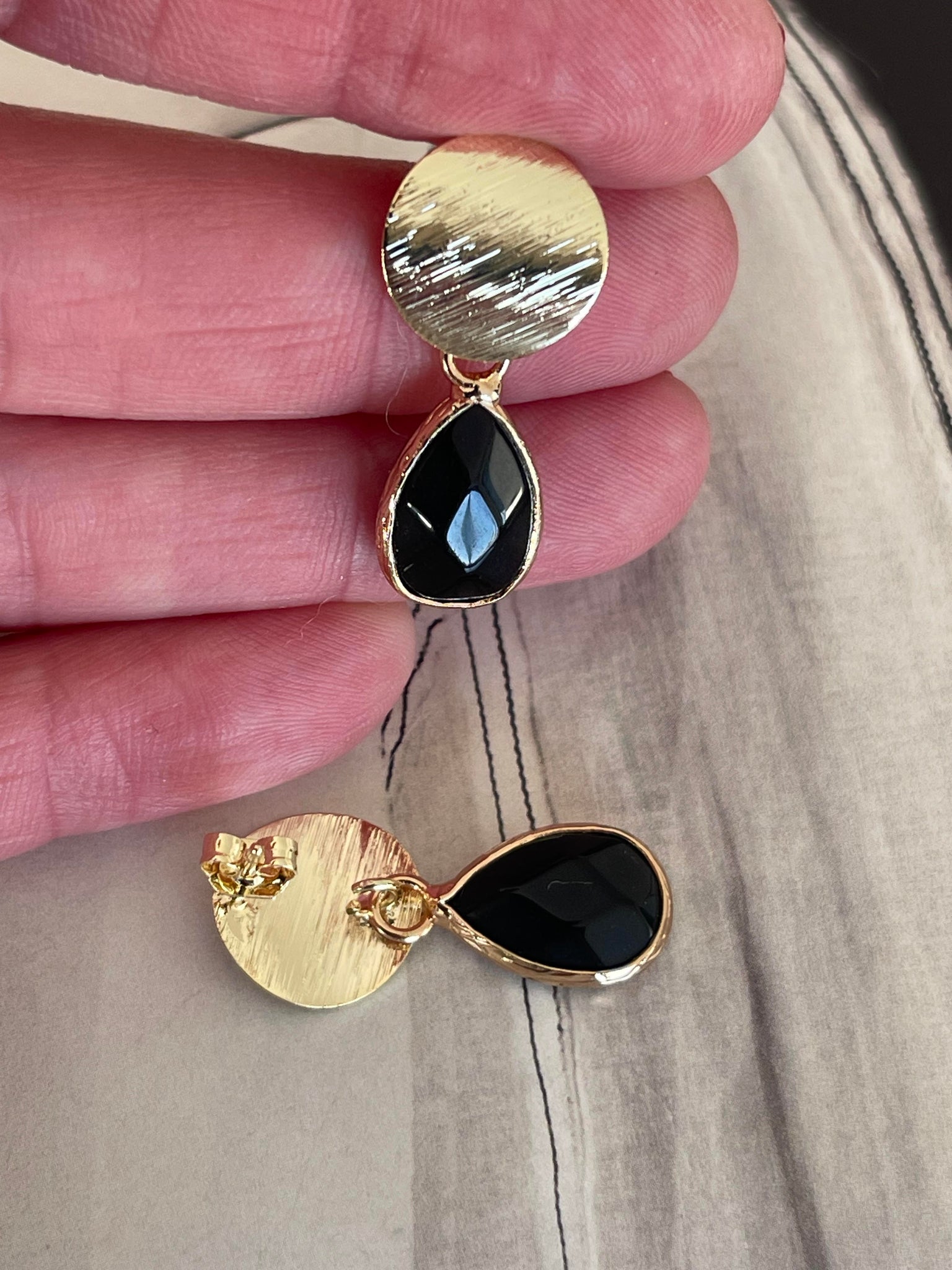 Aros Hippie Chic bañados en oro con elegante piedra negra natural.