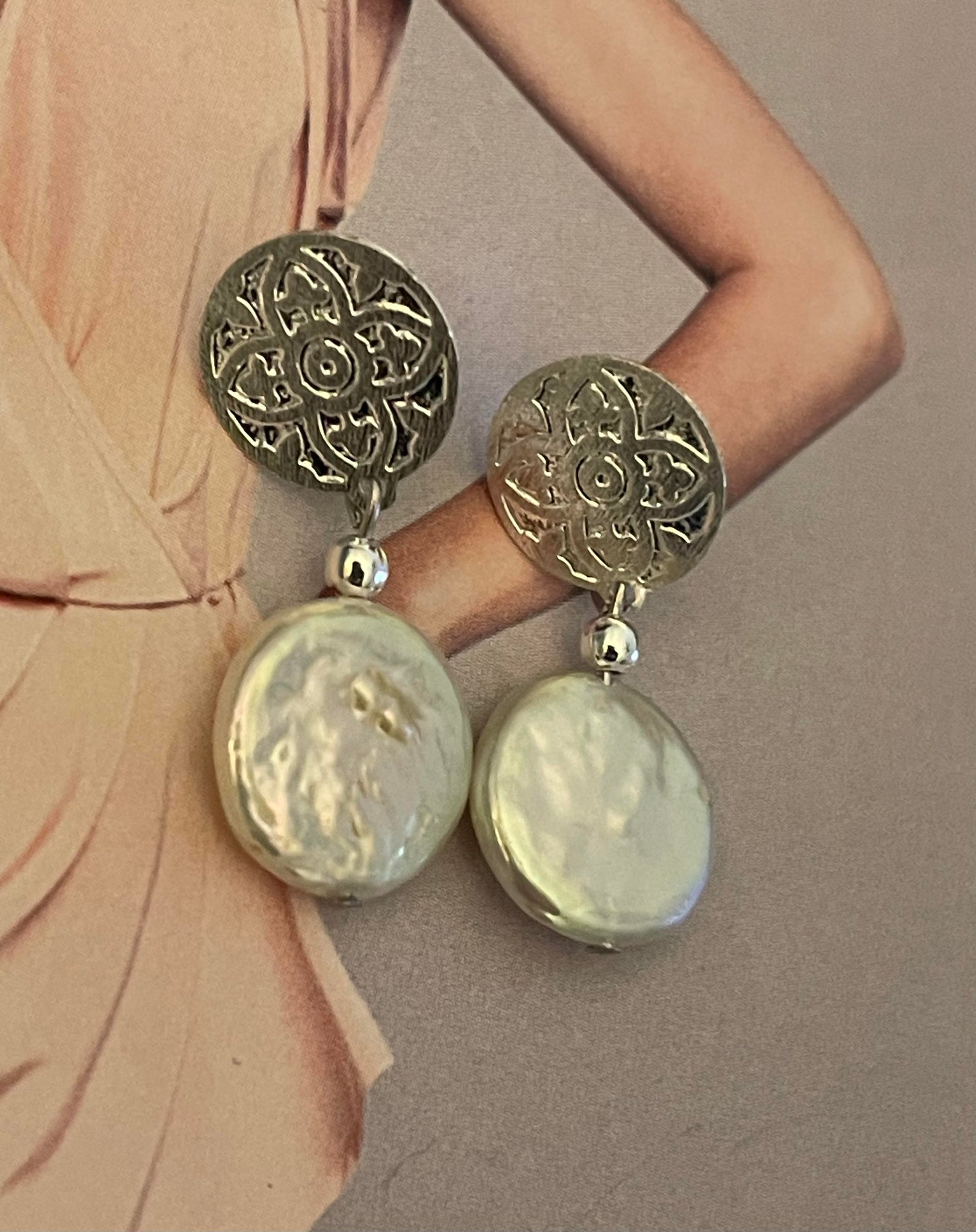 Aros Hippie Chic con elegante perla natural blanca y base bañada en plata.