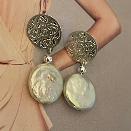 Aros Hippie Chic con elegante perla natural blanca y base bañada en plata.