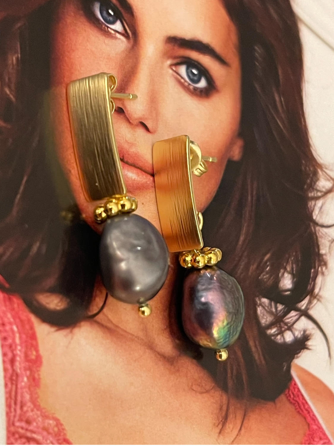 Aros Hippie Chic bañados en oro con maravillosa perla natural de agua dulce negra azulada