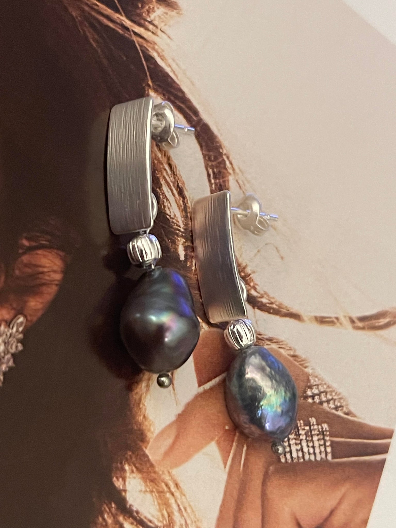 Aros Hippie Chic bañados en plata con elegante perla natural de agua dulce en tonos negros azulados.