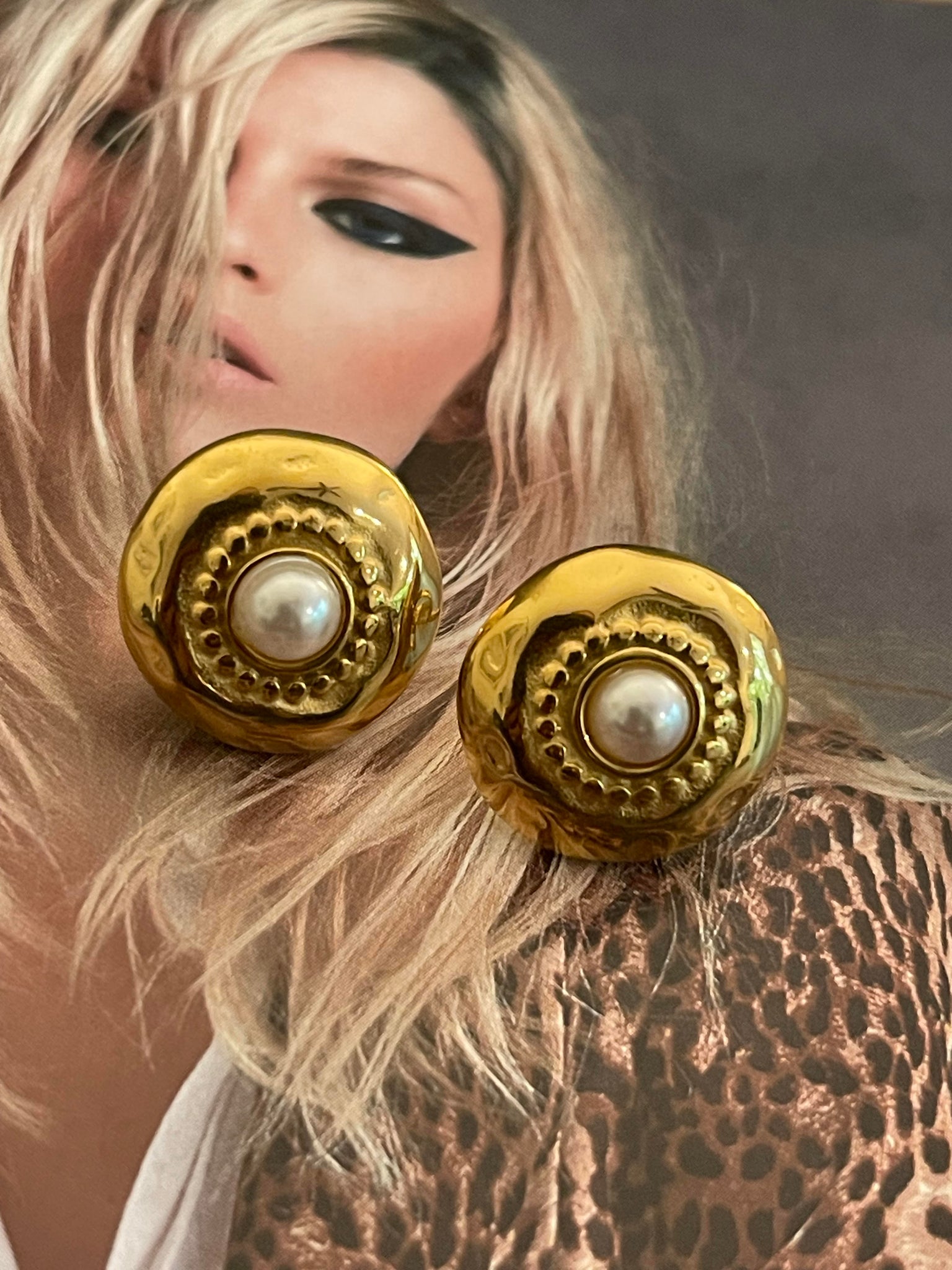 Aros Hippie Chic redondos con preciosas terminaciones en acero inoxidable dorado y perla blanca de fantasia.