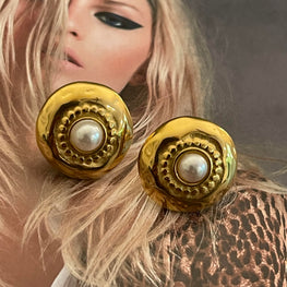 Aros Hippie Chic redondos con preciosas terminaciones en acero inoxidable dorado y perla blanca de fantasia.