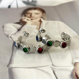 Aros Hippie Chic de acero inoxidable plateado con alegres cristales en tonos azules, verdes y rojos.