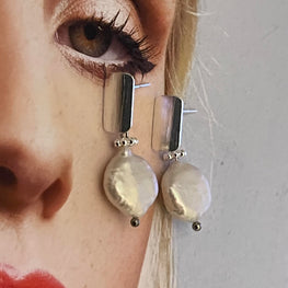 Aros Hippie Chic con delicadas perlas naturales blancas y base bañada en plata.