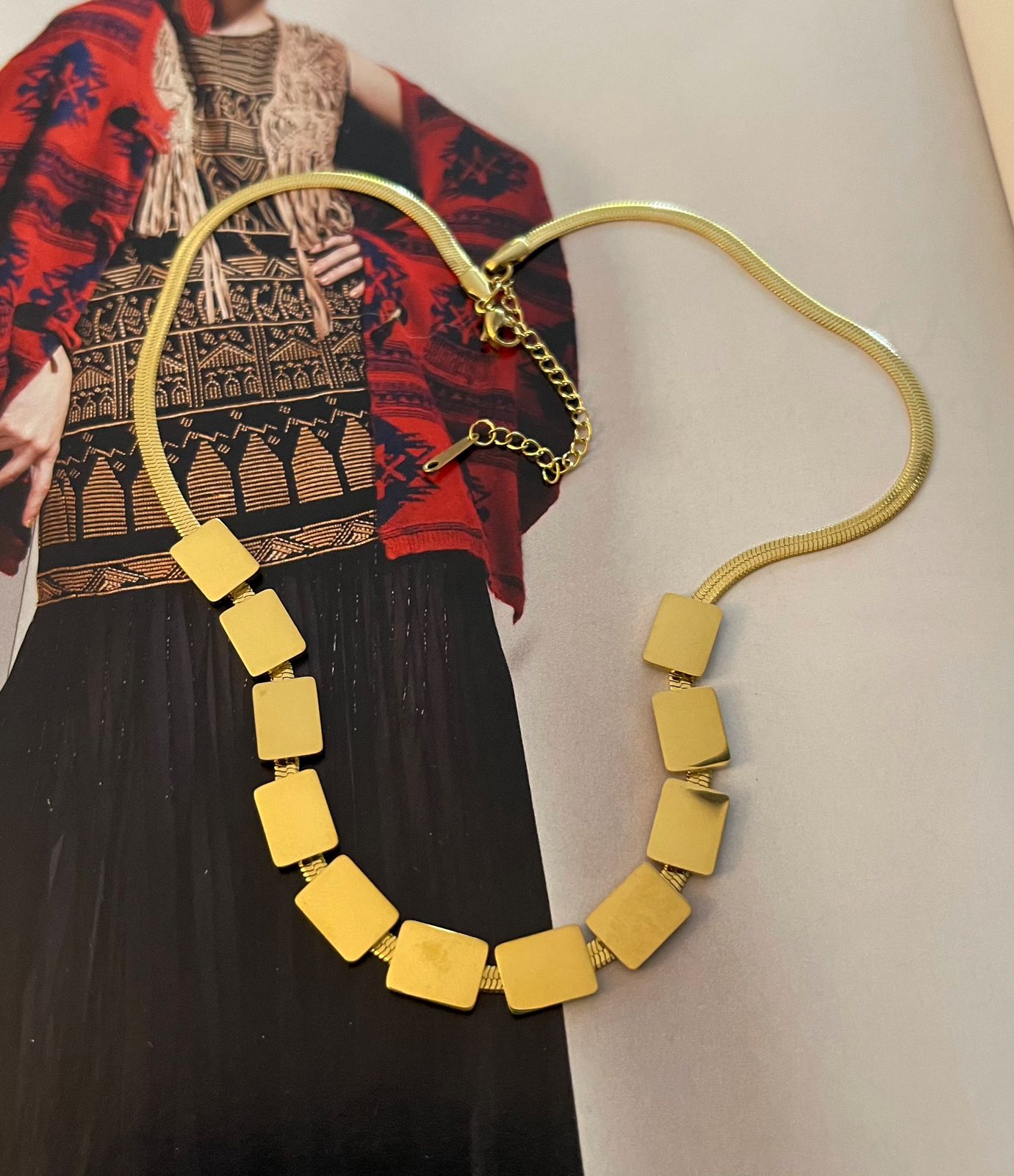 Collar Hippie Chic de acero inoxidable dorado y rectangulos.