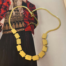 Collar Hippie Chic de acero inoxidable dorado y rectangulos.