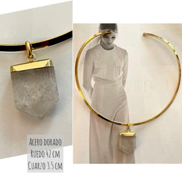 Collar Hippie Chic de acero rigido dorado y colgante de cuarzo translusido