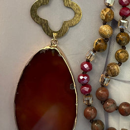 Collar Hippie Chic largo de piedras y cristales anudados en tonos rojos, fucsias y beige. Colgante piedra Agata