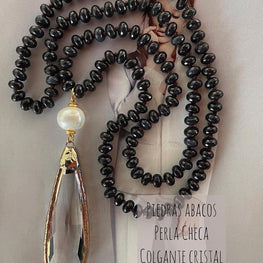 Collar Hippie Chic largo de piedras abacos negras, colgante de cristal y perla Checa.