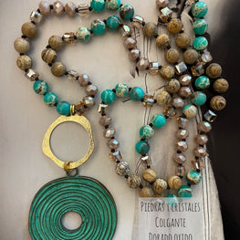 Collar Hippie Chic de piedras y cristales en tonos turquesas y beige con colgante dorado oxido.