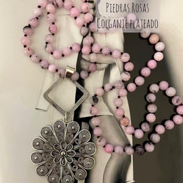 Collar Hippie Chic largo de  piedras rosas anudadas y colgante plateado.