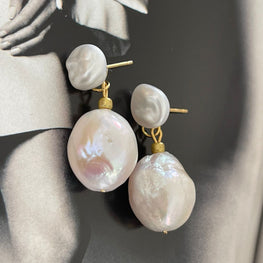 Aros Hippie Chic de preciosas perlas barrocas blancas, irregulares y base de acero inoxidable dorado.