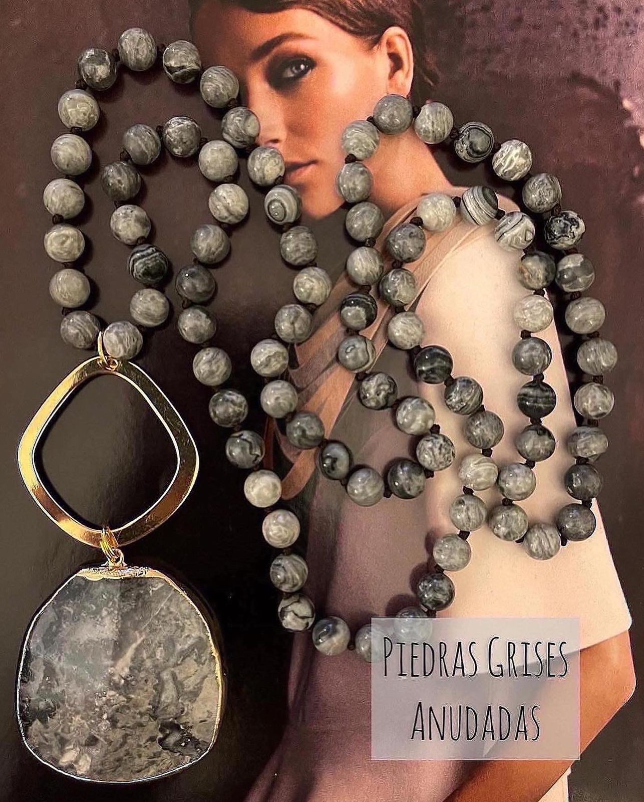 Collar hippiechic largo piedras grises anudadas