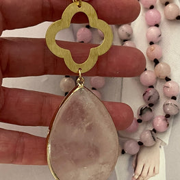 Collar Hippie Chic de piedras en tonos rosa anudadas y conector dorado.