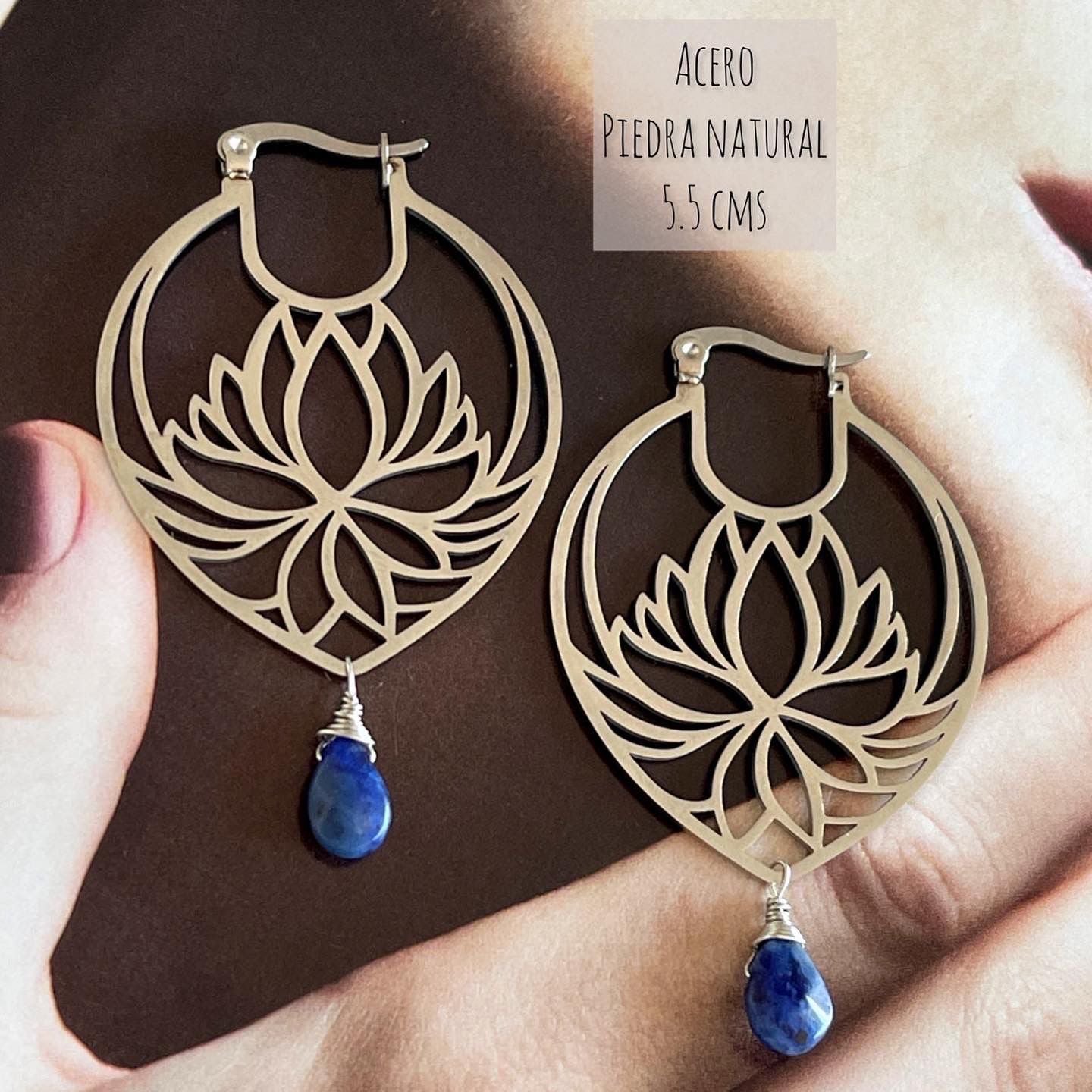 Aros Hippie Chic de acero inoxidable plateado con flor de loto grande y piedra azul.