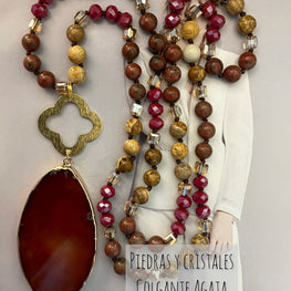 Collar Hippie Chic largo de piedras y cristales anudados en tonos rojos, fucsias y beige. Colgante piedra Agata