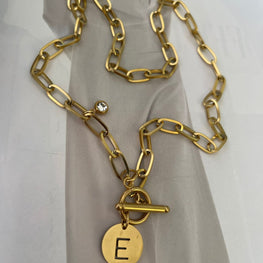 Collar Hippie chic de acero inoxidable dorado, Letra E