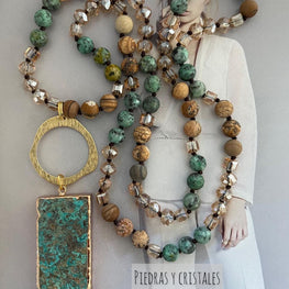 Collar Hippie Chic largo de piedras y cristales en tonos verdes y beige, colgante rectangular