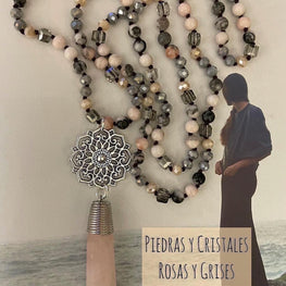 Collar Hippie Chic de  piedras y cristales en tonos rosas y grises con base plateada.