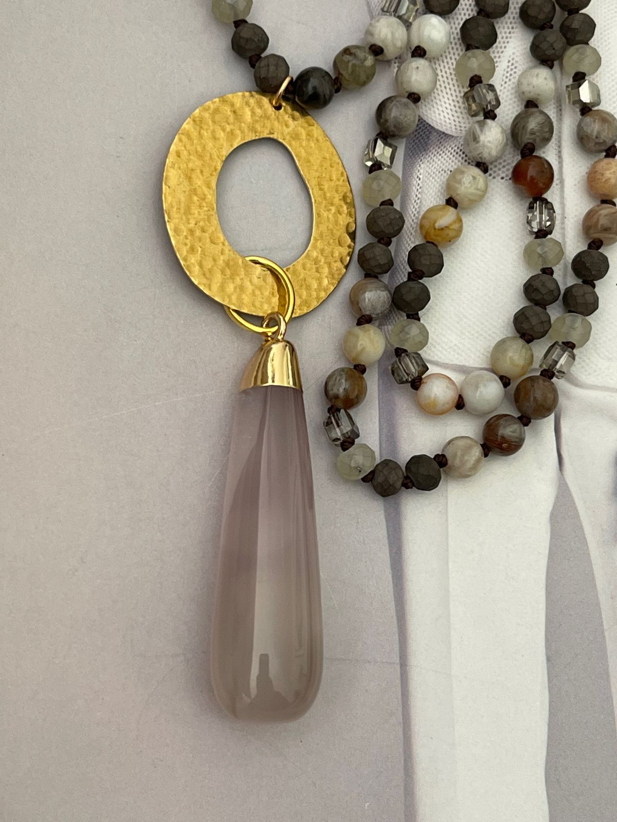 Collar Hippie Chic de piedras y cristales anudados en tonos cafés/beige con colgante de Agata.