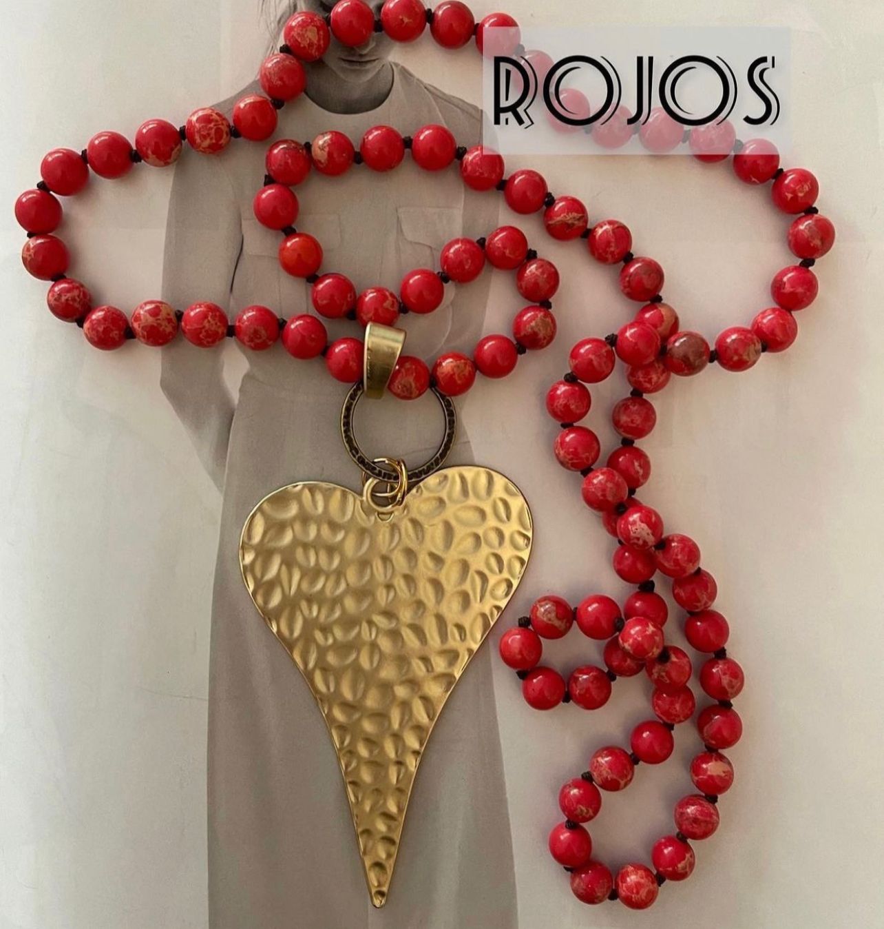 Collar Hippie Chic largo de piedras rojas anudadas y colgante de corazón bañado en oro