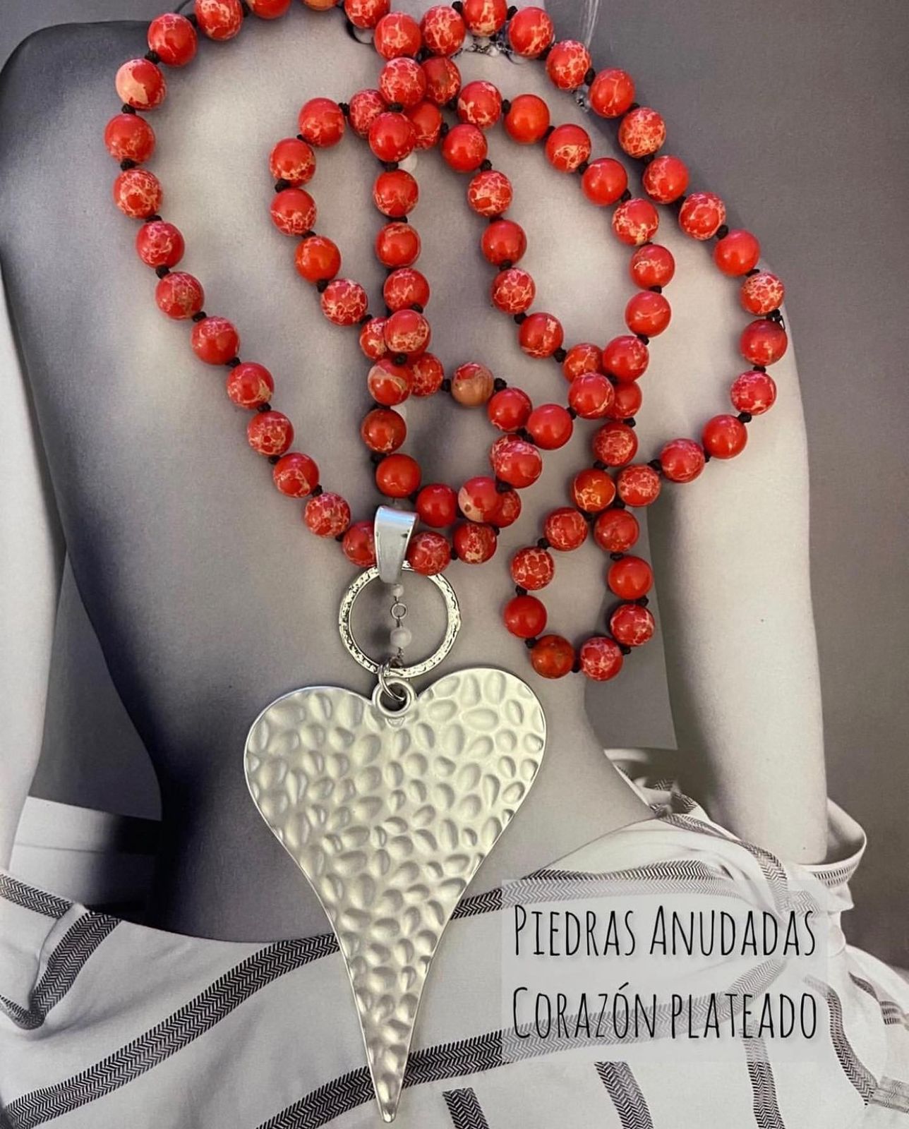 Collar hippiechic piedras rojas anudadas, colgante corazón bañado en plata