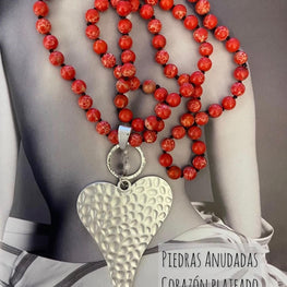 Collar hippiechic piedras rojas anudadas, colgante corazón bañado en plata