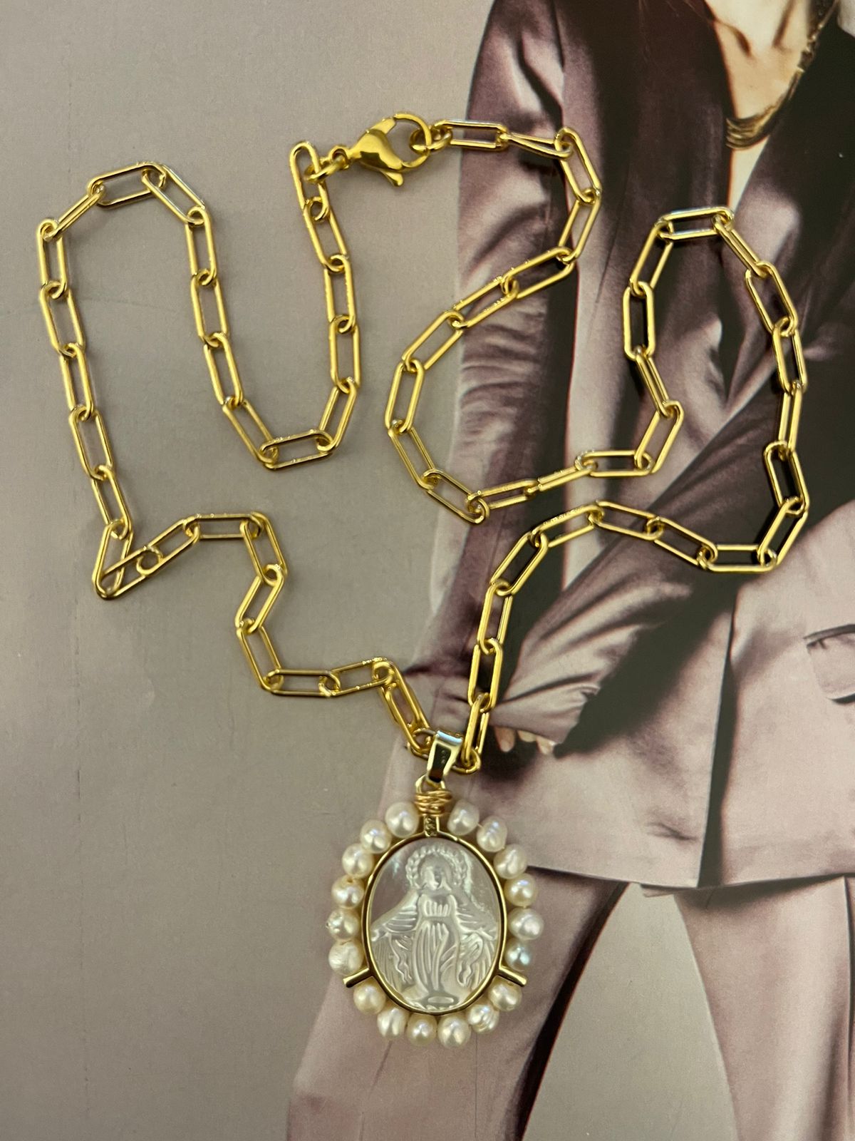 Collar Hippie Chic bañado en oro 18 k con maravilloso colgante de Virgen con perlas y nacar natural color blanco.