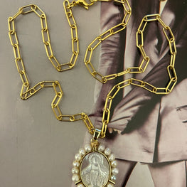 Collar Hippie Chic bañado en oro 18 k con maravilloso colgante de Virgen con perlas y nacar natural color blanco.