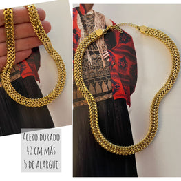 Collar Hippie Chic de acero inoxidable dorado trenzado.