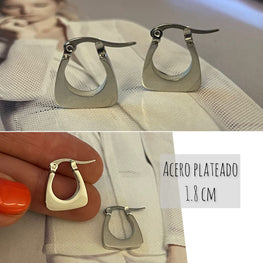 Aros Hippie Chic de acero inoxidable plateado con forma de argolla  tipo estribo.