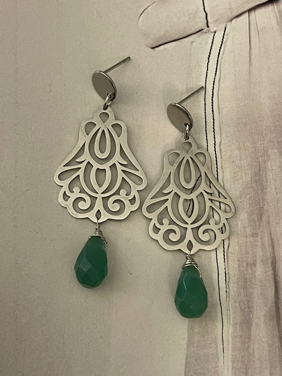 Aros Hippie Chic de acero inoxidable plateado y piedra Agata verde.