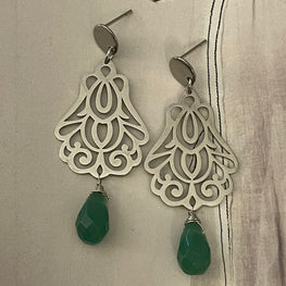 Aros Hippie Chic de acero inoxidable plateado y piedra Agata verde.