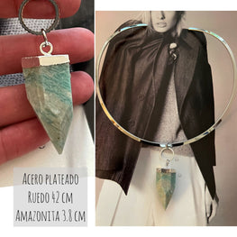 Collar Hippie Chic de acero inoxidable dorado rigido y colgante de piedra Amazonita natural.