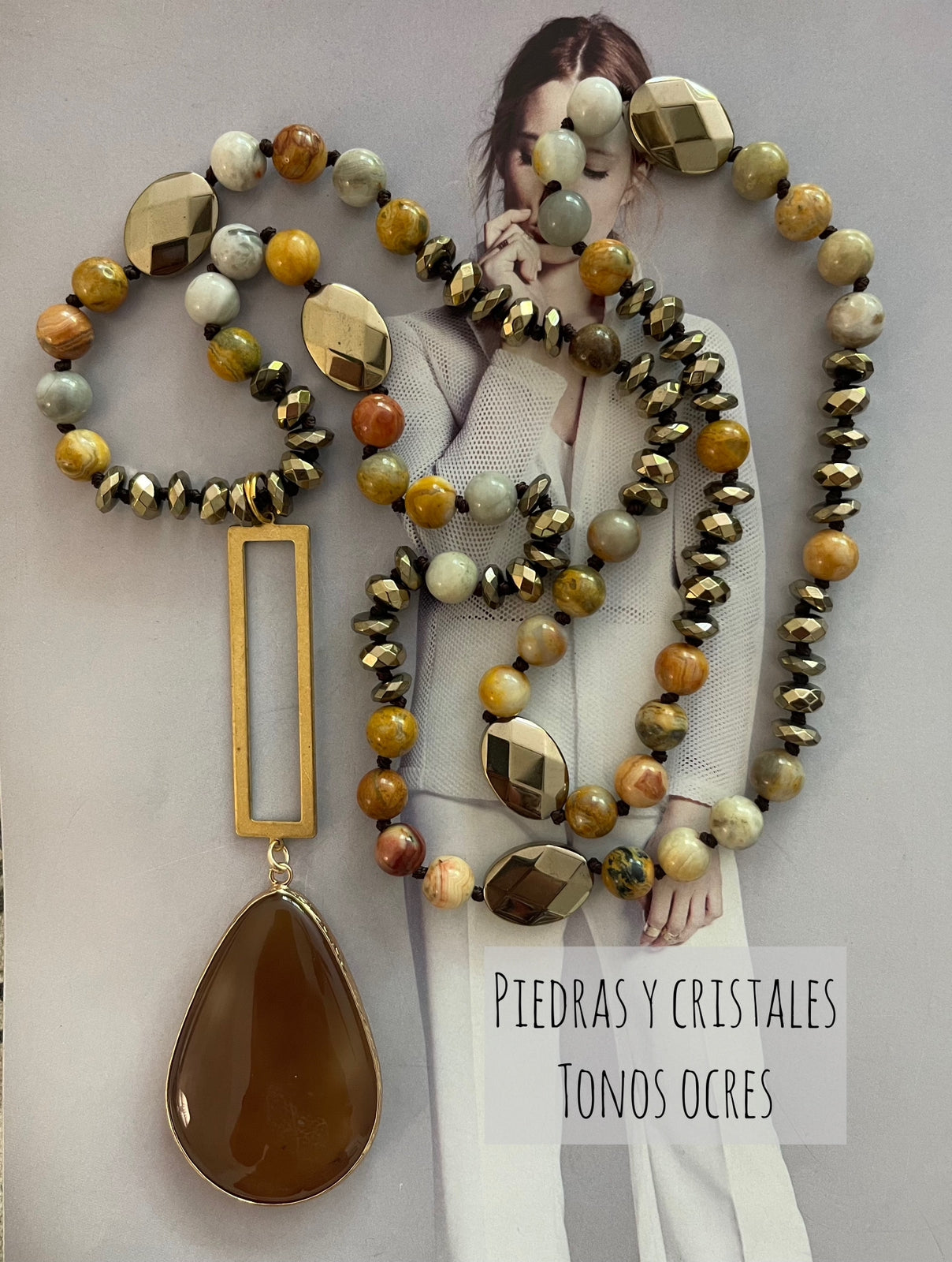 Collar Hippie Chic de piedras y cristales anudados en tonos ocres con conector dorado y colgante de piedra Agata.