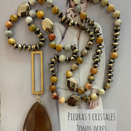 Collar Hippie Chic de piedras y cristales anudados en tonos ocres con conector dorado y colgante de piedra Agata.