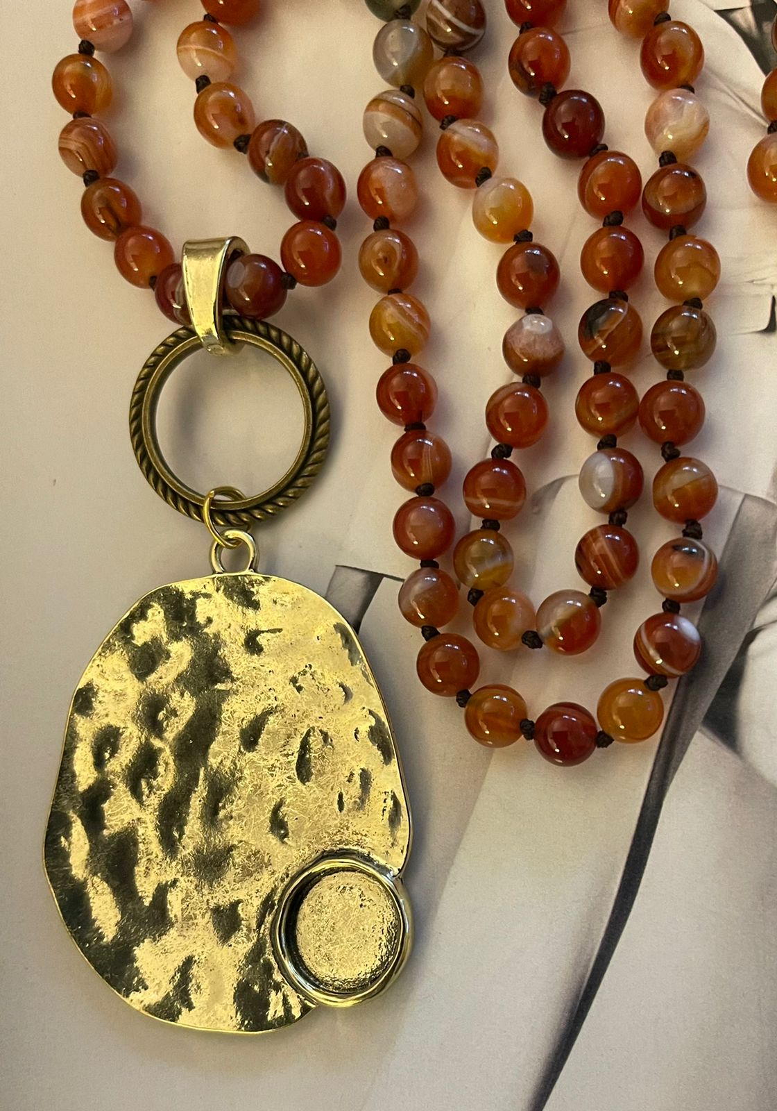 Collar Hippie Chic largo de piedras Agatas anudadas en tonos anaranjados y colgante dorado