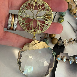 Collar Hippie Chic largo de piedras y cristales verde beige y colgantes de cristal redondo con diseño