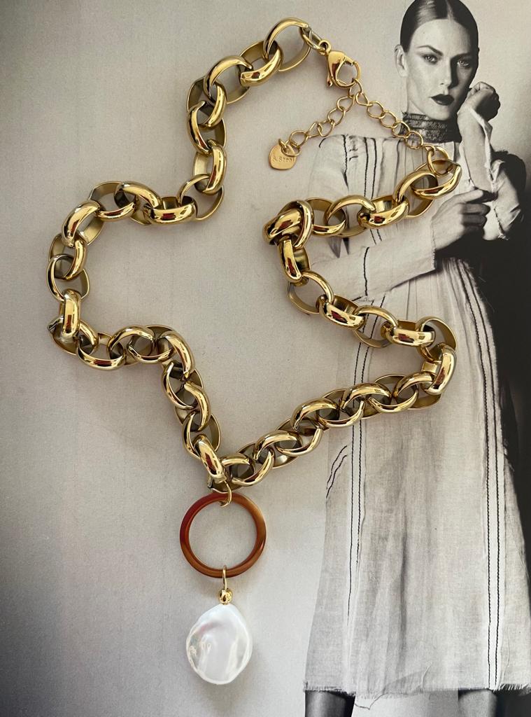 Collar Hippie Chic de grandes eslabones de cadena de acero inoxidable dorada y colgante de perla barroca natural redonda